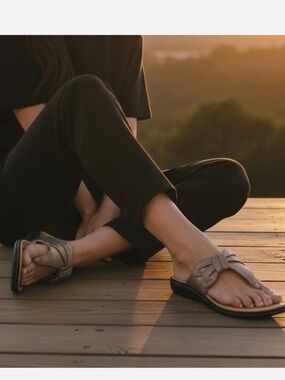 Clarks Laurieann Rae thong sandals in a metallic taupe Size 12 Wide Width New